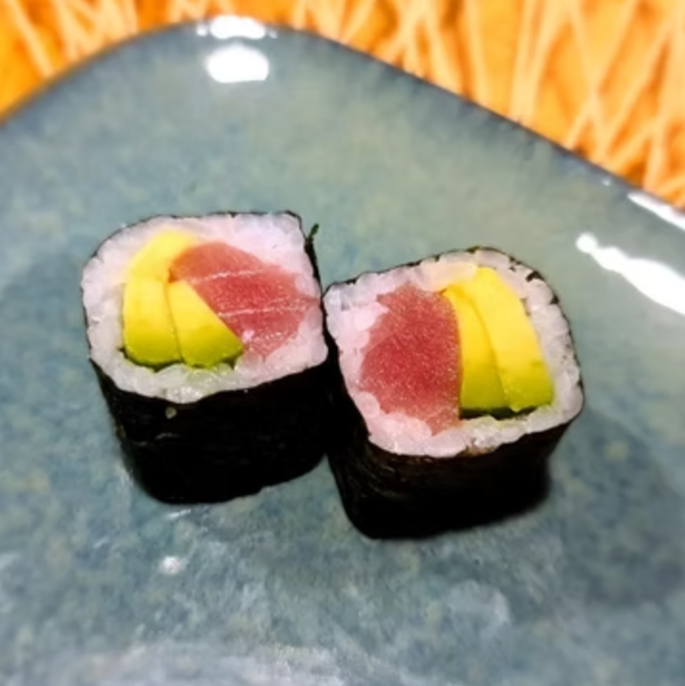 Maki atun Y Aguacate