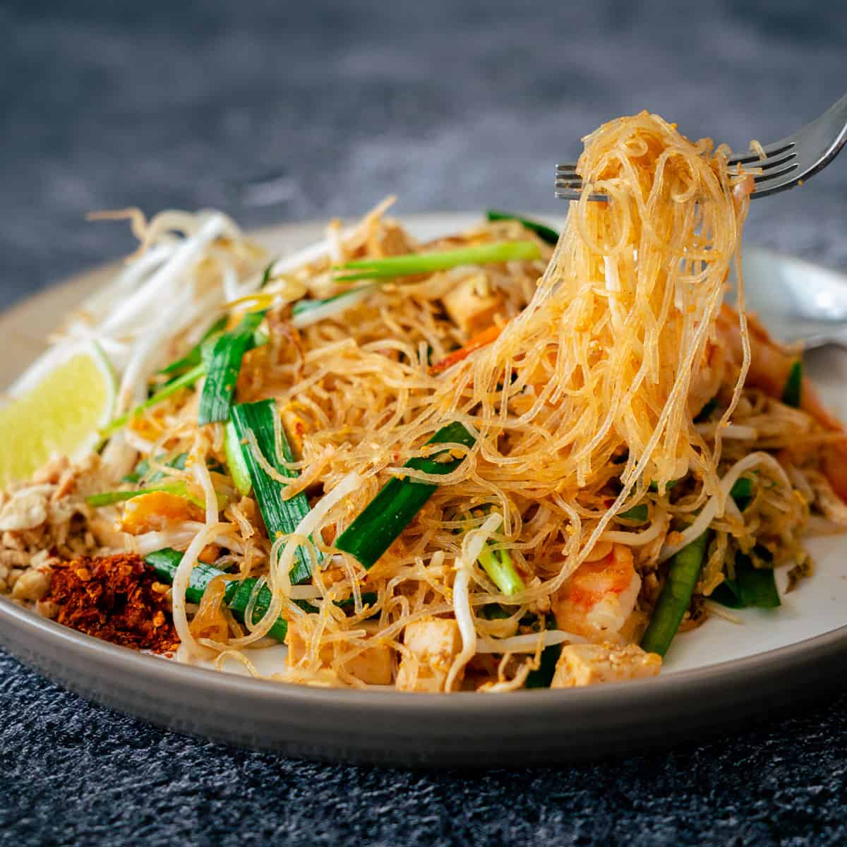 Fideo fritos con gambas y verduras